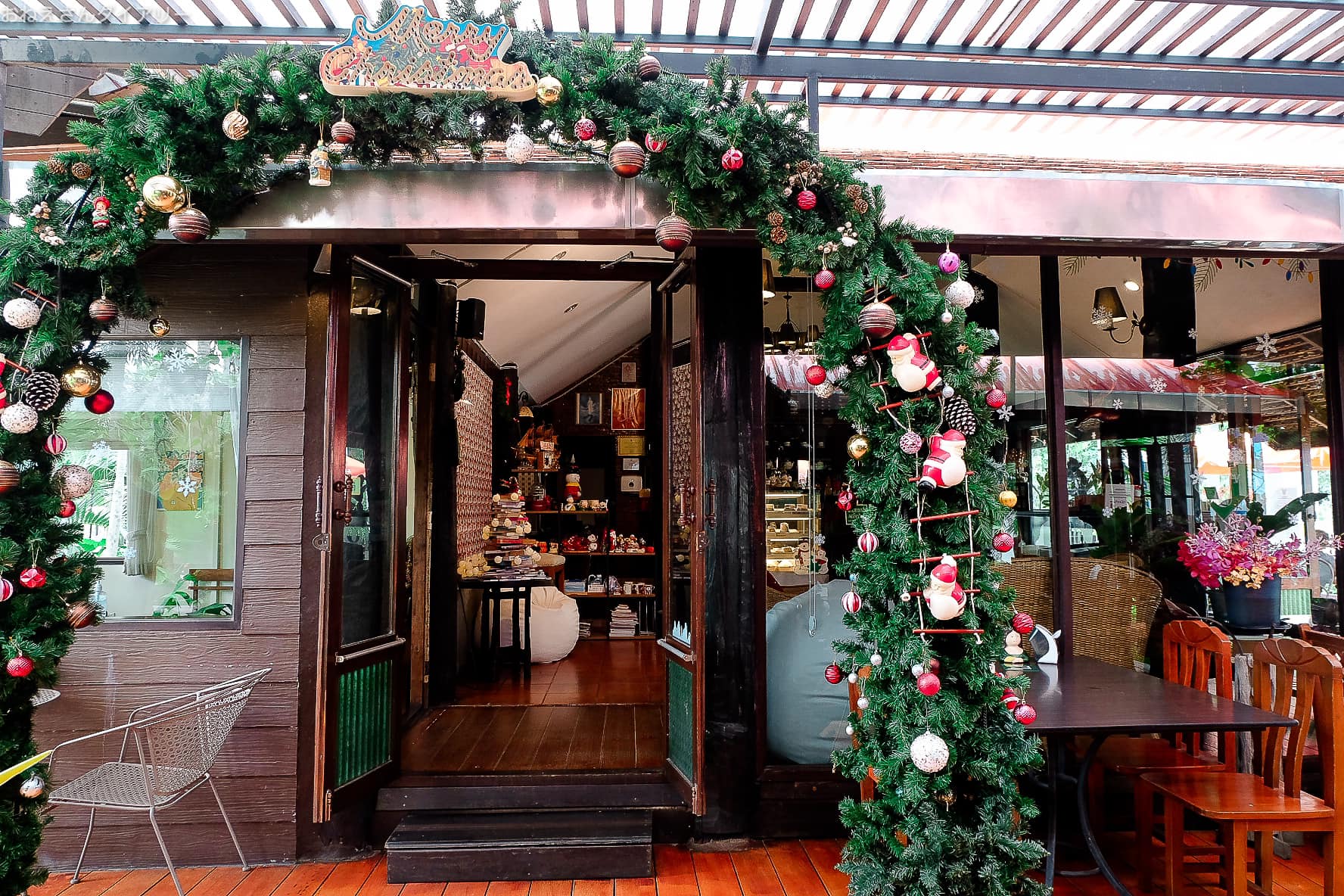 Horizon Coffee House — Christmas entrance